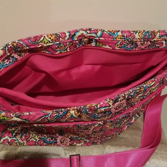 ✨HOST PICK✨ VERA BRADLEY” PINK FLORAL MESSENGER BAG WITH ADJUSTABLE STRAP. - Picture 10 of 10